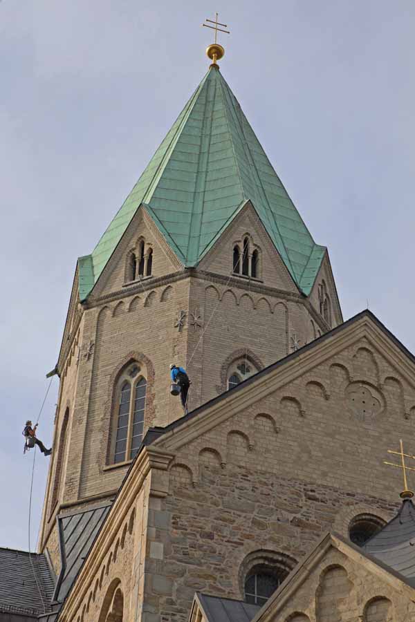 revisionsarbeiten-hoehenkletterer-kirche-essen